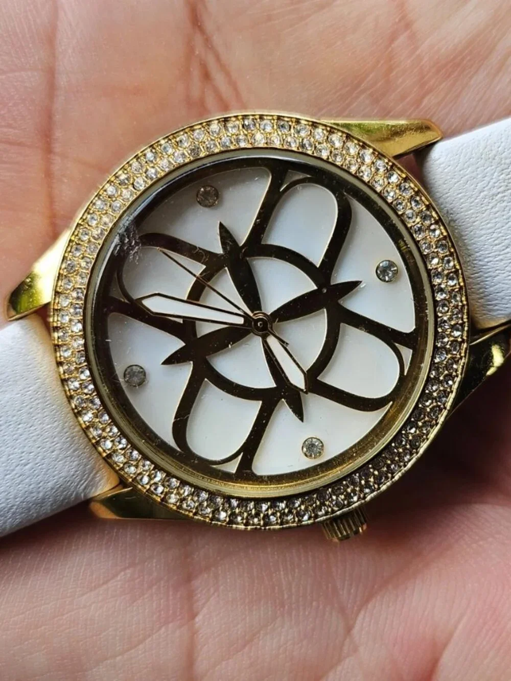 Isaac Mizrahi Women Wristwatch Gold Tone Case White Leather Strap Quartz Watch